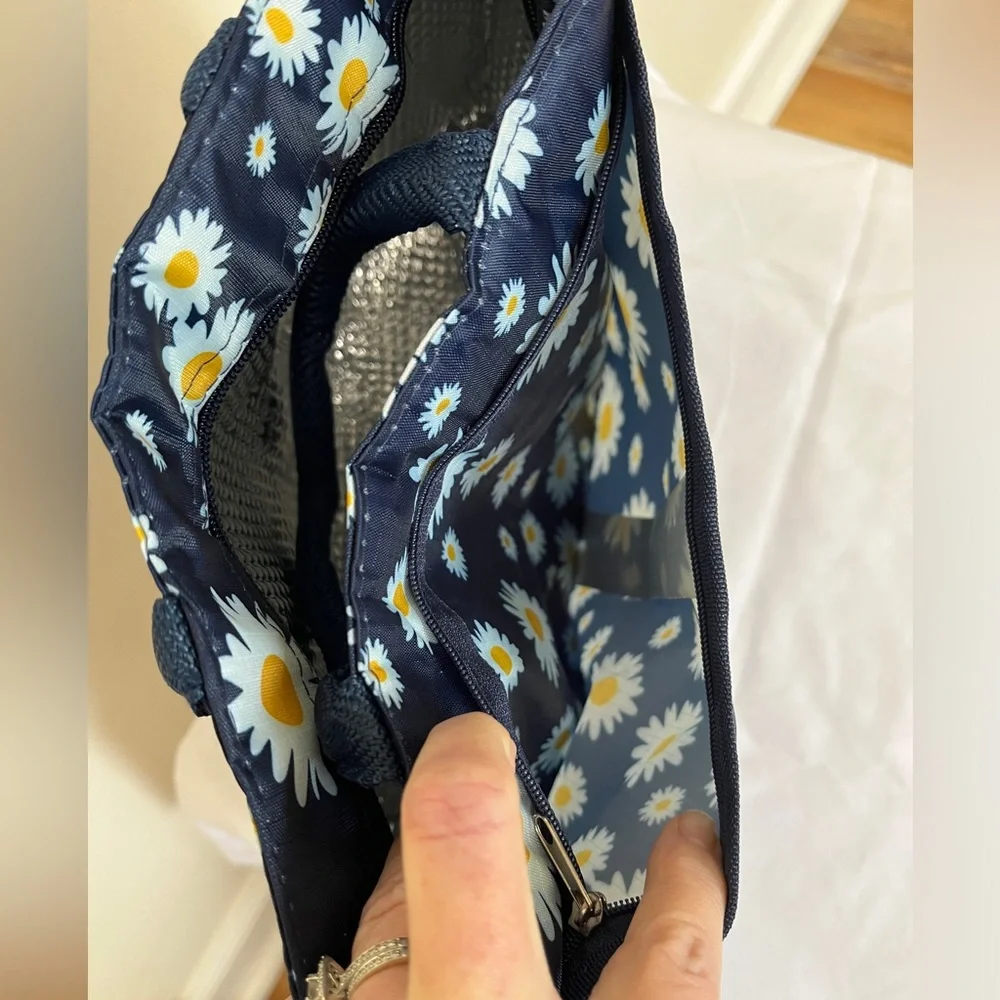 Lunch bag- insulated, NIB, navy with daisy print, open interior, keep foods cold - Picture 9 of 9